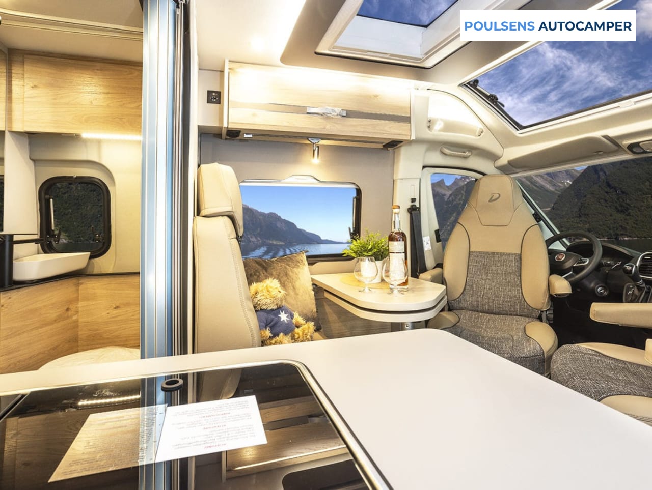 Salon intérieur du camping-car urbain Dethleffs GLOBETRAIL CVD 540 DR 2025 avec banquettes et éclairage LED