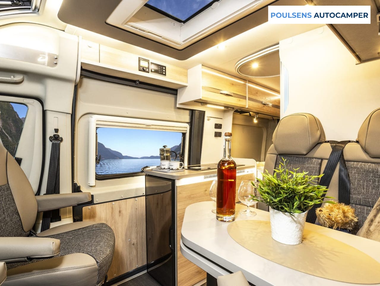 Salon intérieur du camping-car urbain Dethleffs GLOBETRAIL CVD 540 DR 2025 avec banquettes et éclairage LED