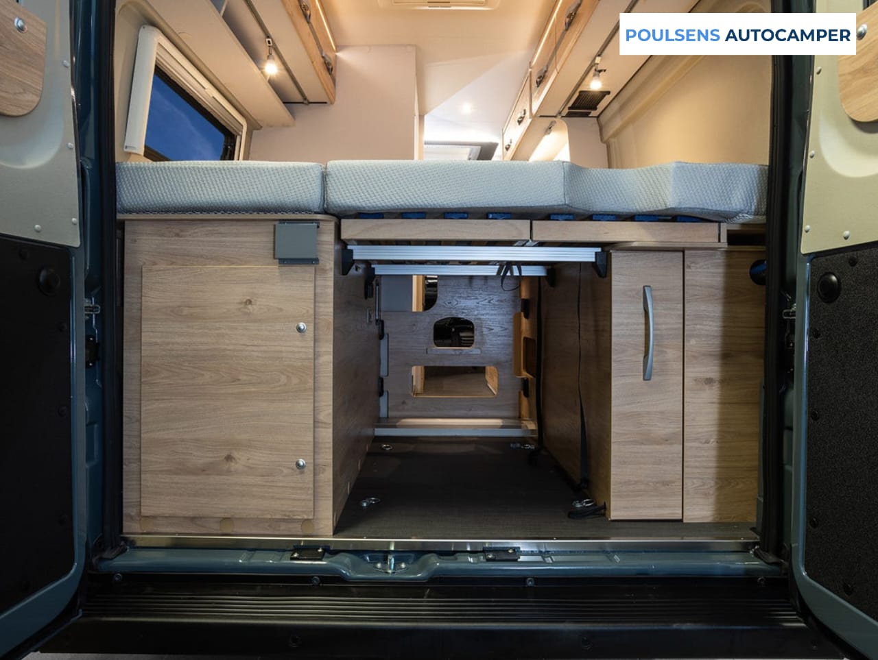 Vue arrière du camping-car urbain Dethleffs GLOBETRAIL CVD 600 DS 2025 sur base Fiat Ducato