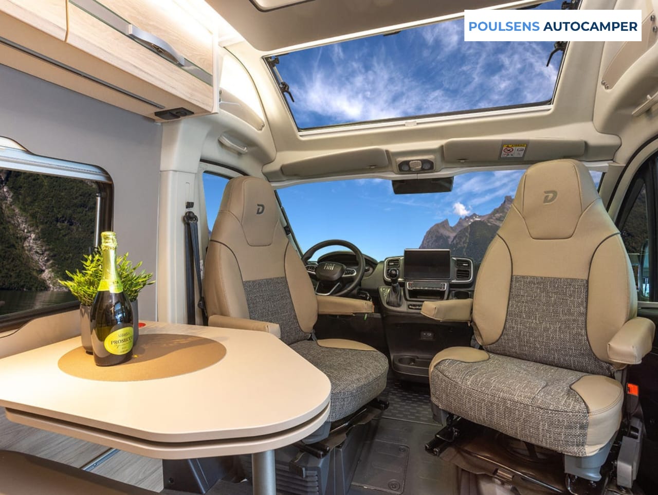 Salon intérieur du camping-car urbain Dethleffs GLOBETRAIL CVD 600 DS 2025 avec banquettes et éclairage LED