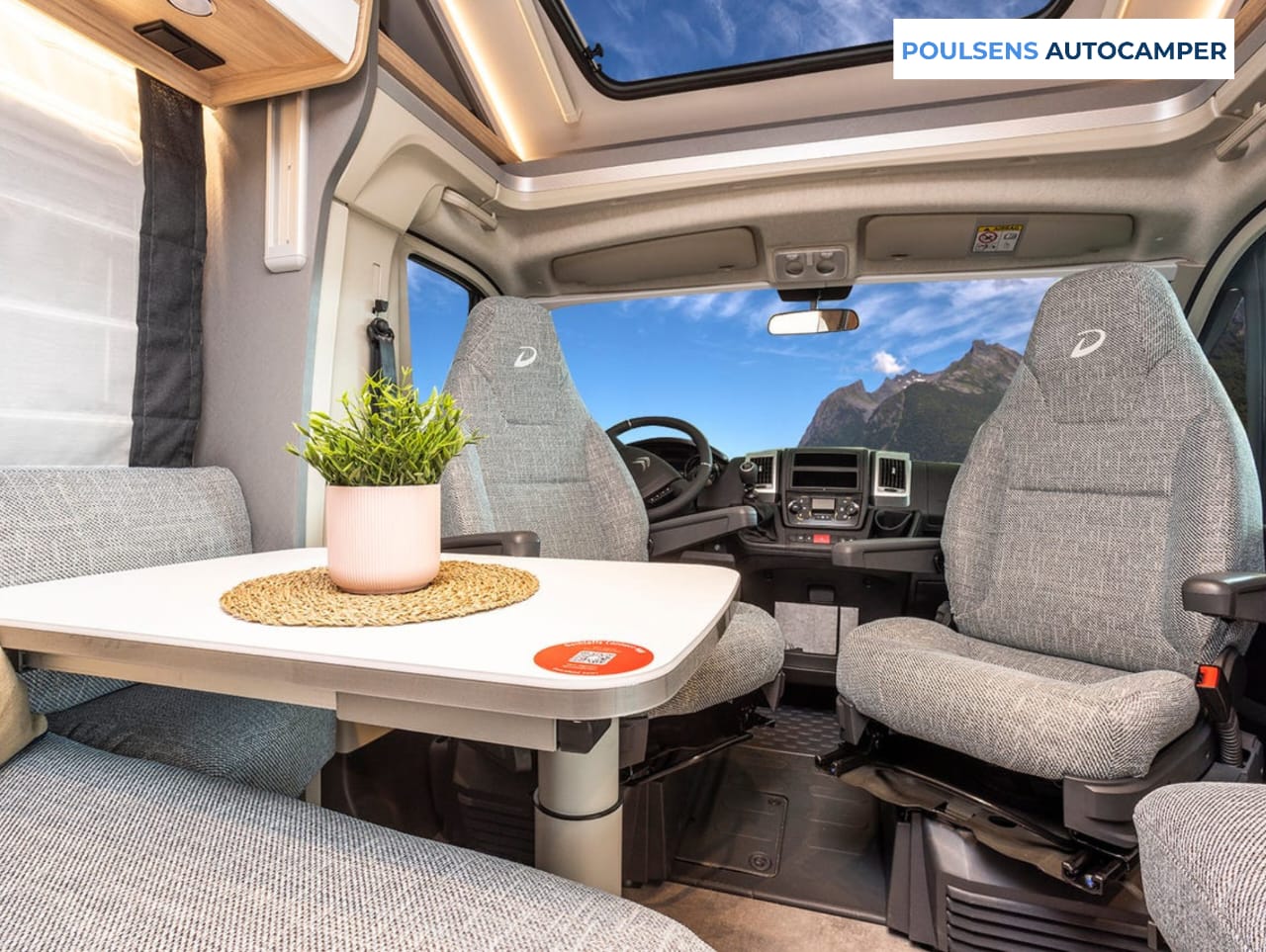 Salon intérieur du camping-car semi-intégré Dethleffs JUST CAMP T 6812 EB 2024 avec banquettes et éclairage LED