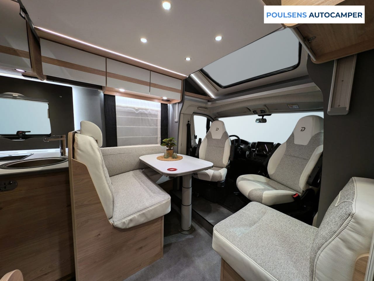 Salon du camping-car semi-intégré Dethleffs Just Camp T 7052 2026 avec banquettes confortables et table autoportante