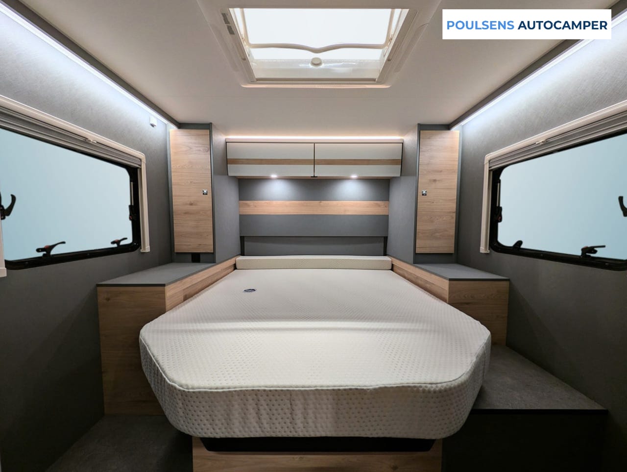Espace couchage du camping-car semi-intégré Dethleffs Just Camp T 7052 2026 avec lit double confortable