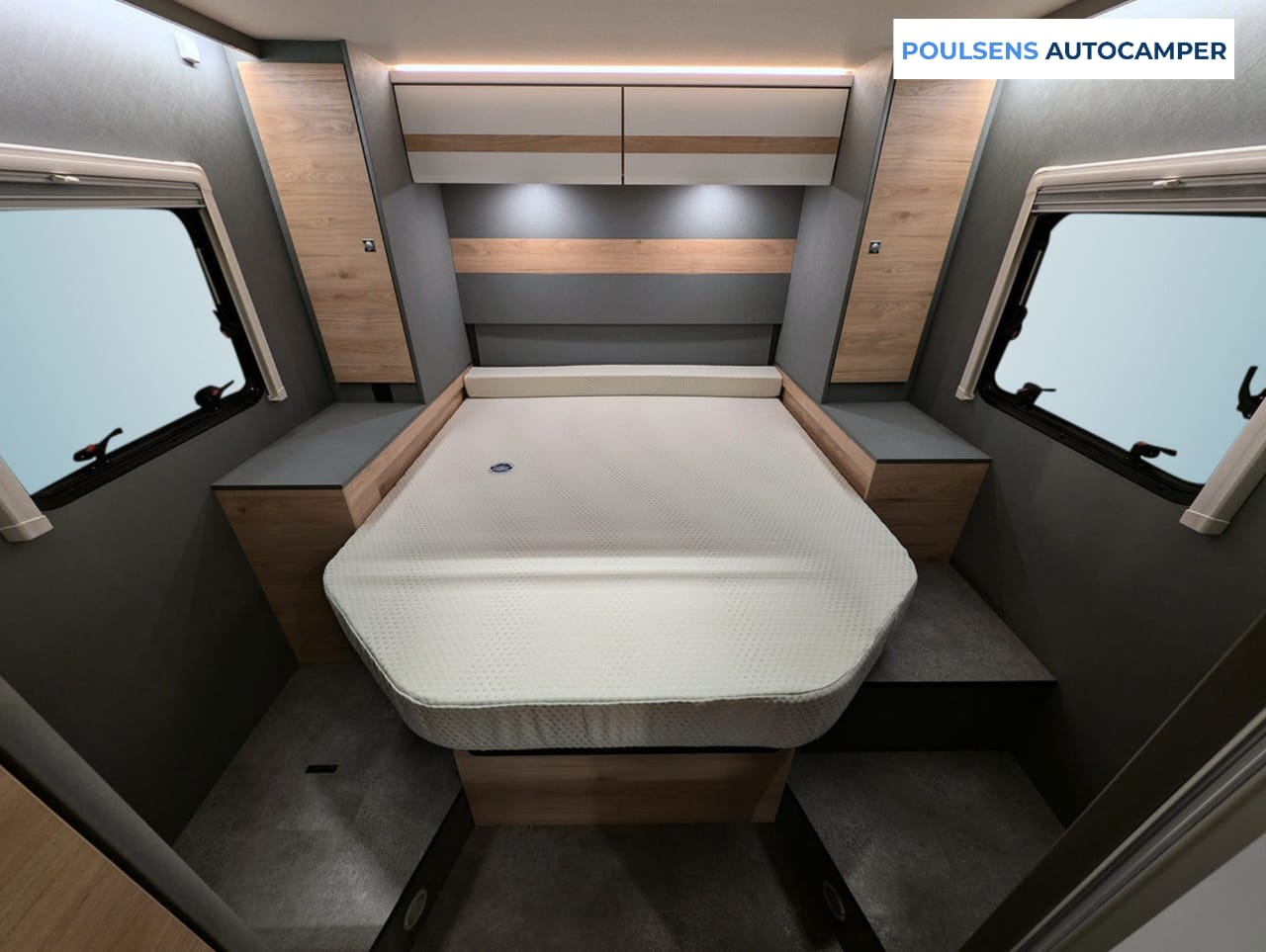 Espace couchage du camping-car semi-intégré Dethleffs Just Camp T 7052 2026 avec lit double confortable