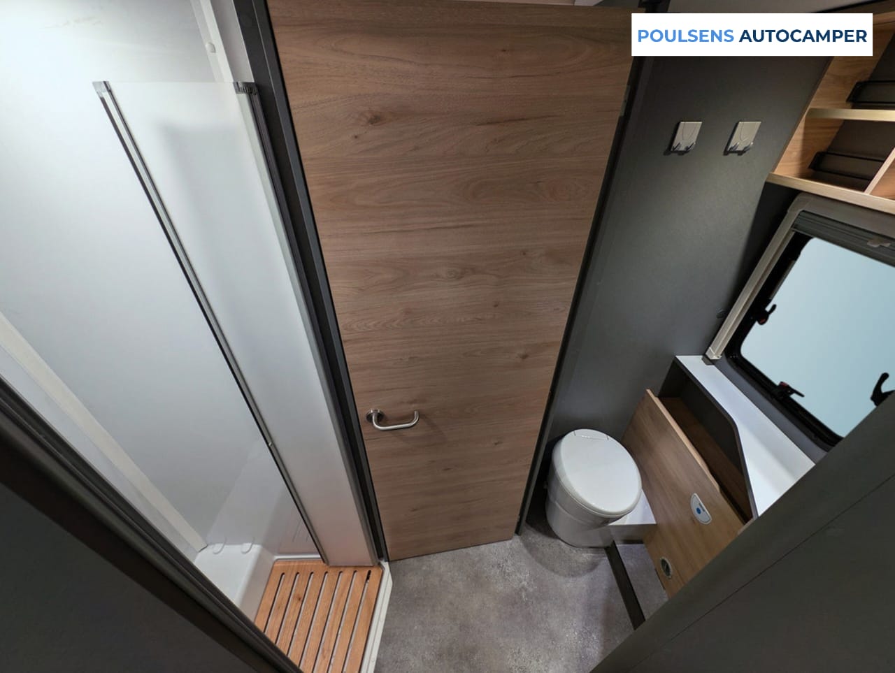 Salle de bain du camping-car semi-intégré Dethleffs Just Camp T 7052 2026 avec lavabo, fenêtre et rangements pratiques