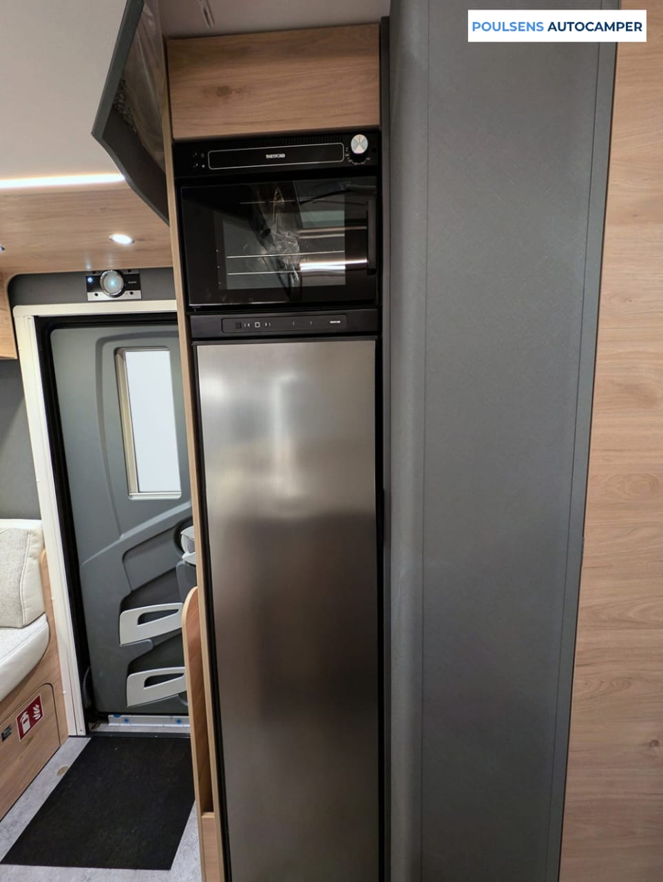 Cuisine du camping-car semi-intégré Dethleffs Just Camp T 7052 2026 avec réfrigérateur 137 L, four intégré et rangements modernes