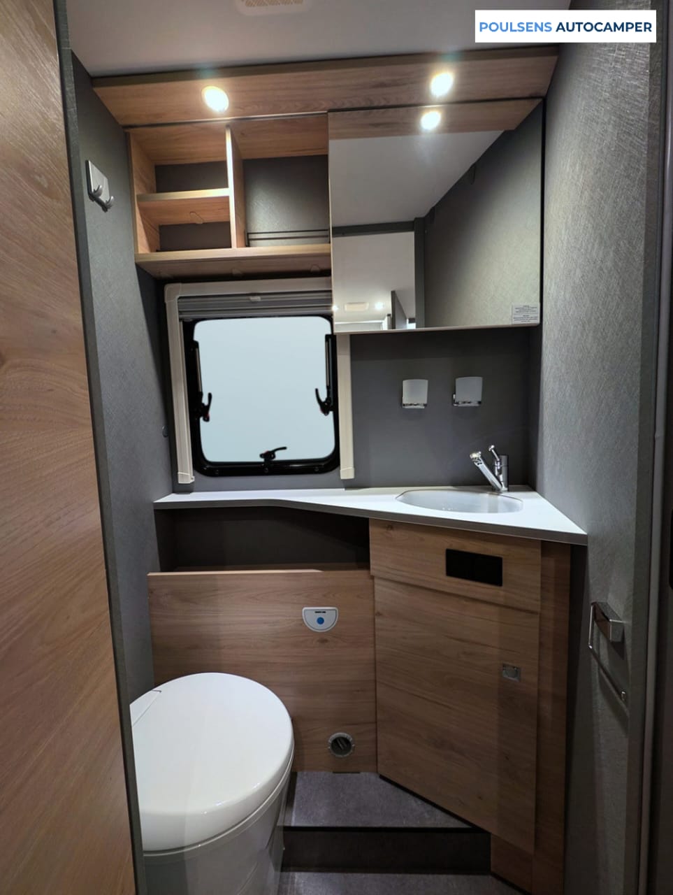 Salle de bain du camping-car semi-intégré Dethleffs Just Camp T 7052 2026 avec lavabo, fenêtre et rangements pratiques