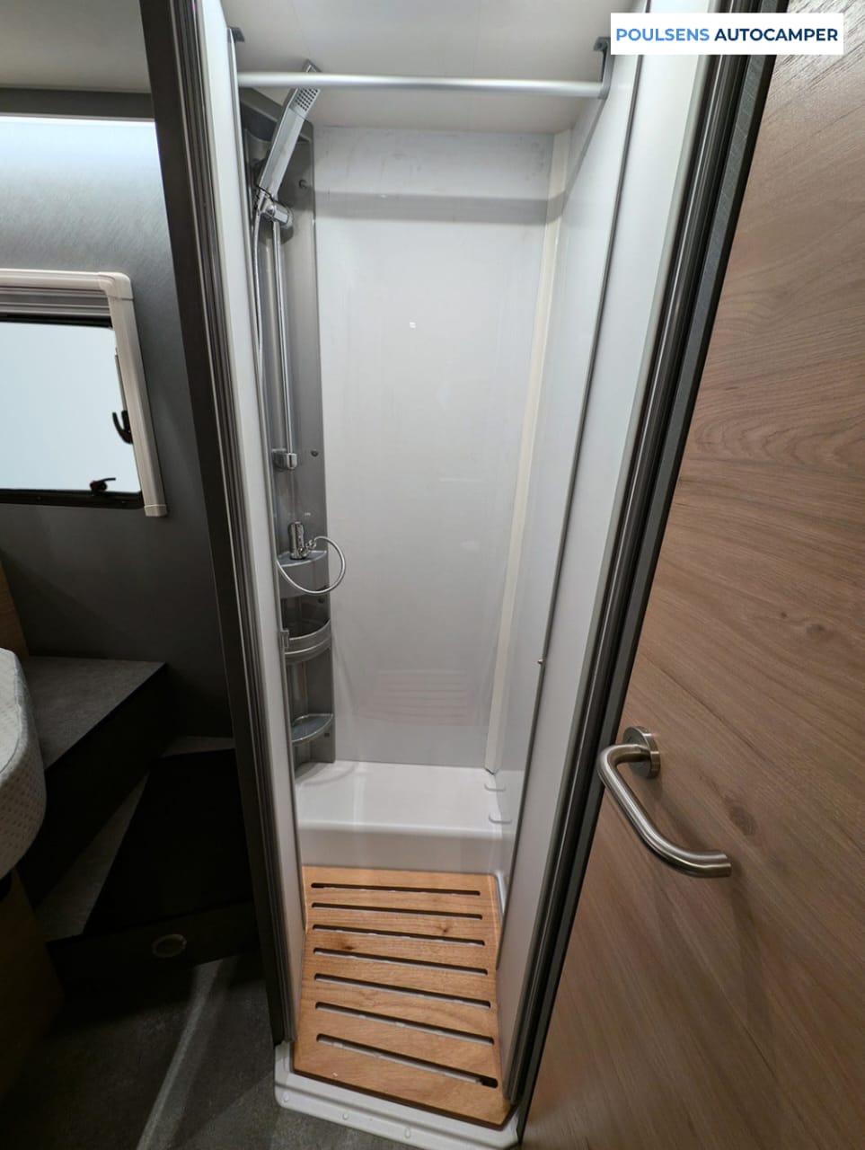 Salle de bain du camping-car semi-intégré Dethleffs Just Camp T 7052 2026 avec lavabo, fenêtre et rangements pratiques