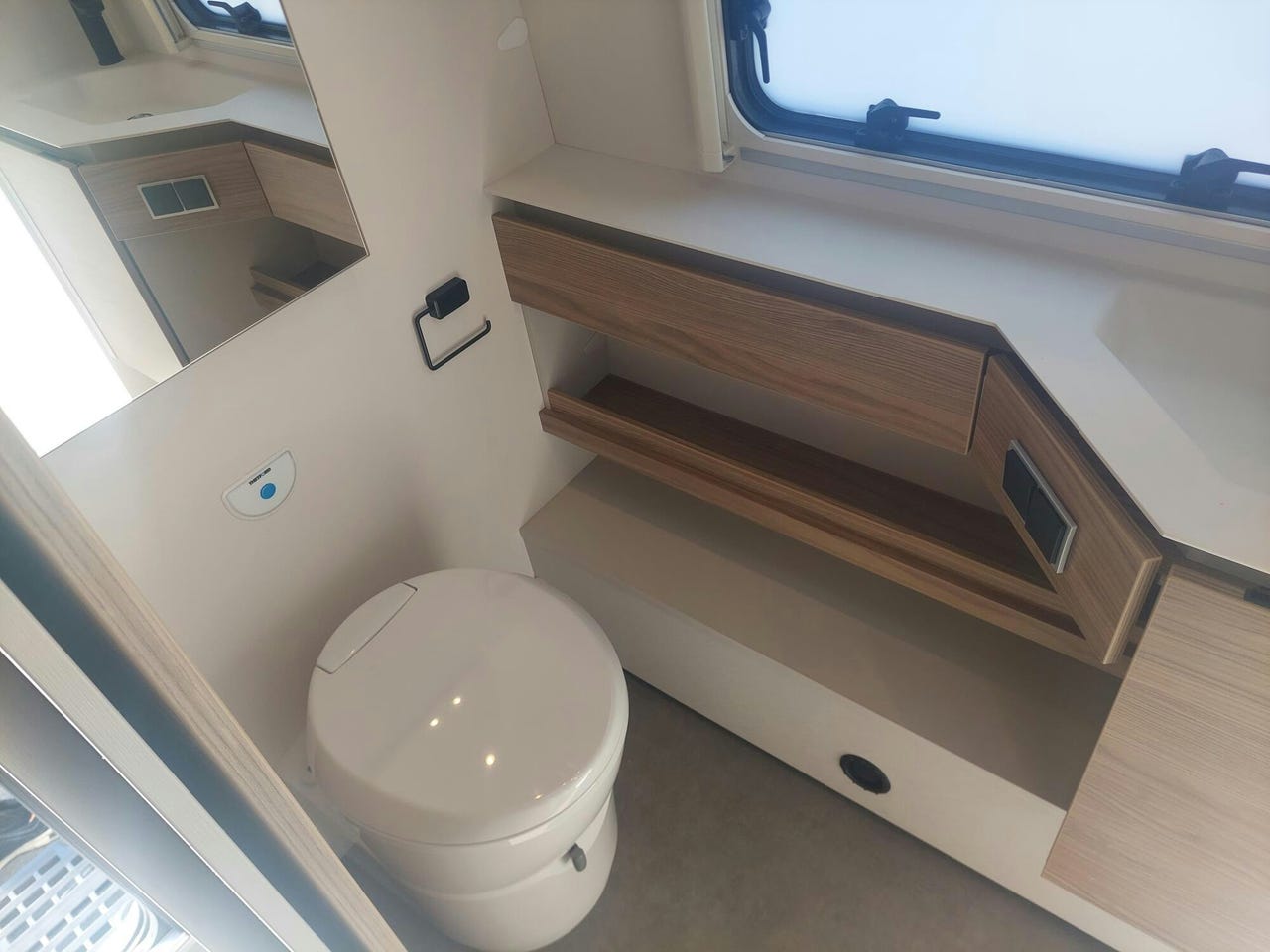 Salle de bain de la Dethleffs Nomad 490 EST