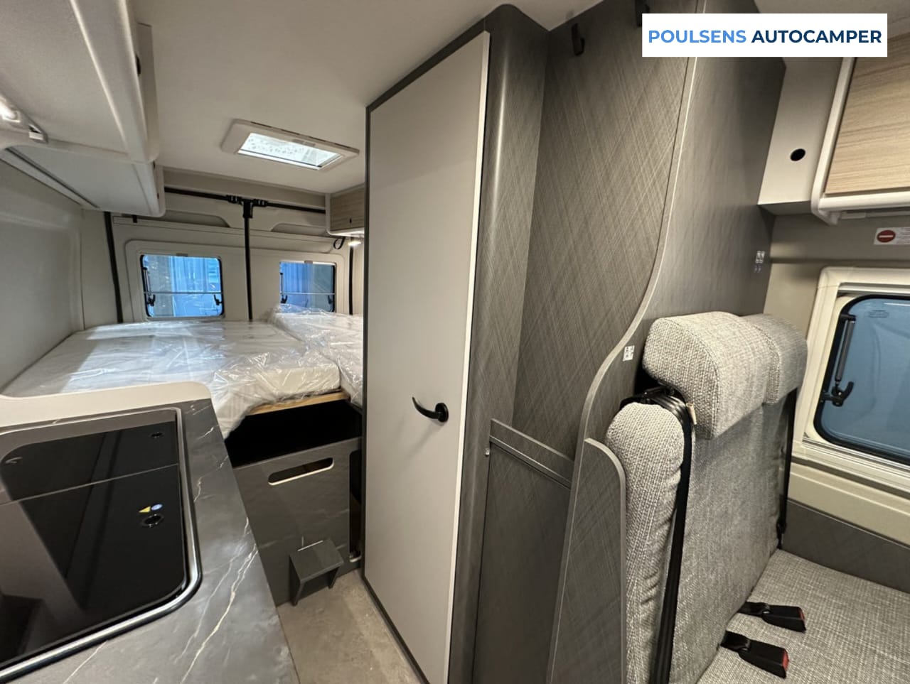 Vue intérieure avant du camping‑car urbain Etrusco CV 640 SB 2026