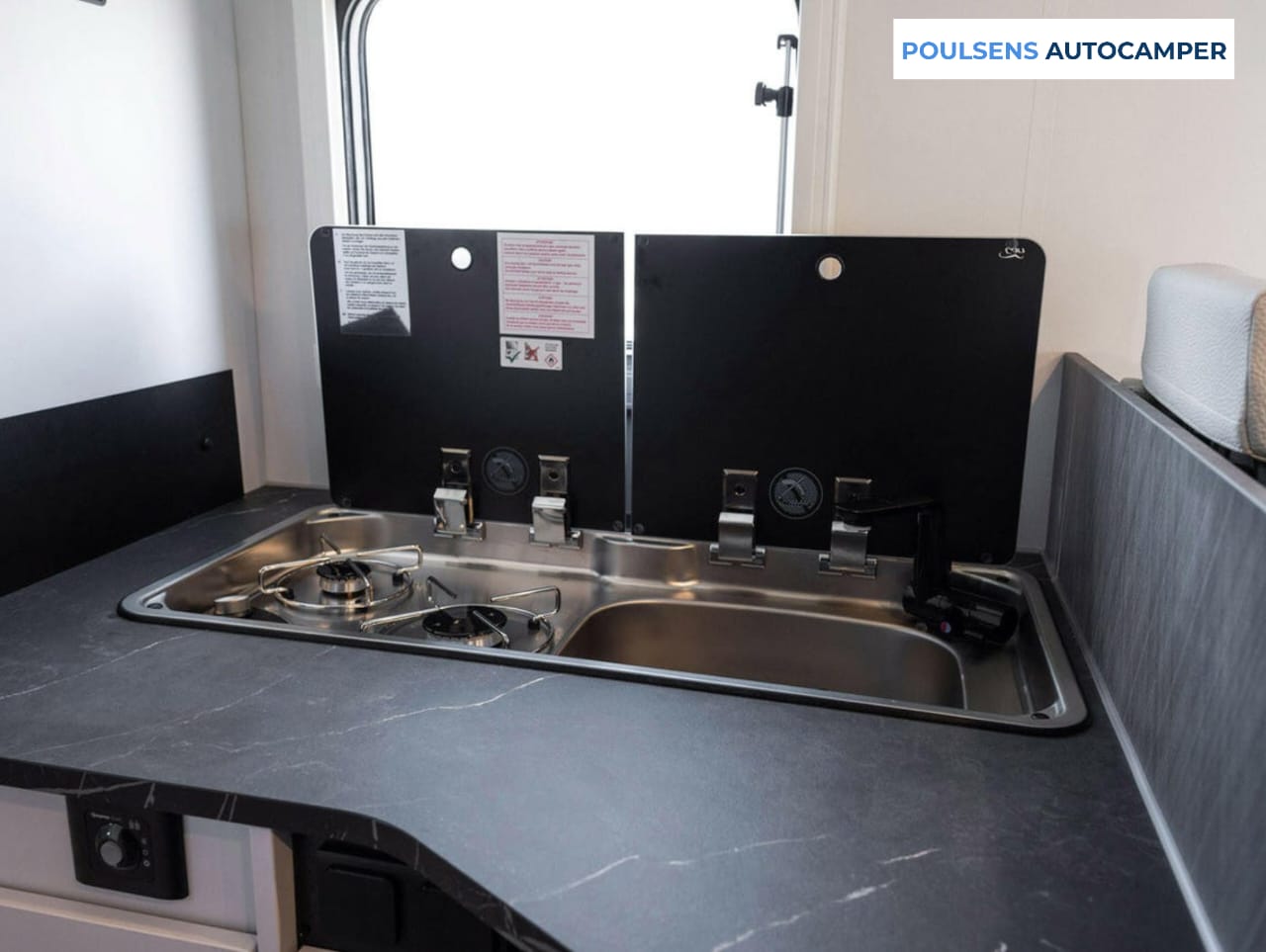 Cuisine du camping‑car Etrusco T 7.4 SB 2026 avec réfrigérateur et rangements