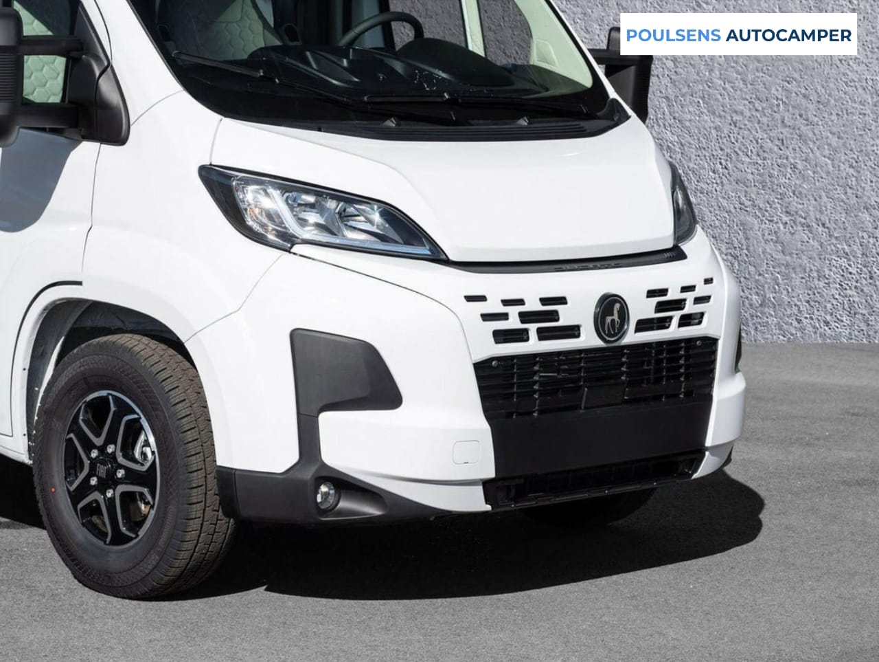 Vue extérieure avant du camping‑car semi‑intégré Etrusco T 7.4 SB 2026 avec jantes alliage