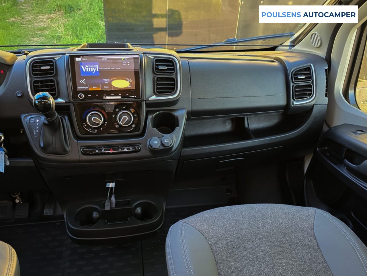 Cabine avant du Etrusco T7400 QBC 2024 avec tableau de bord Fiat

