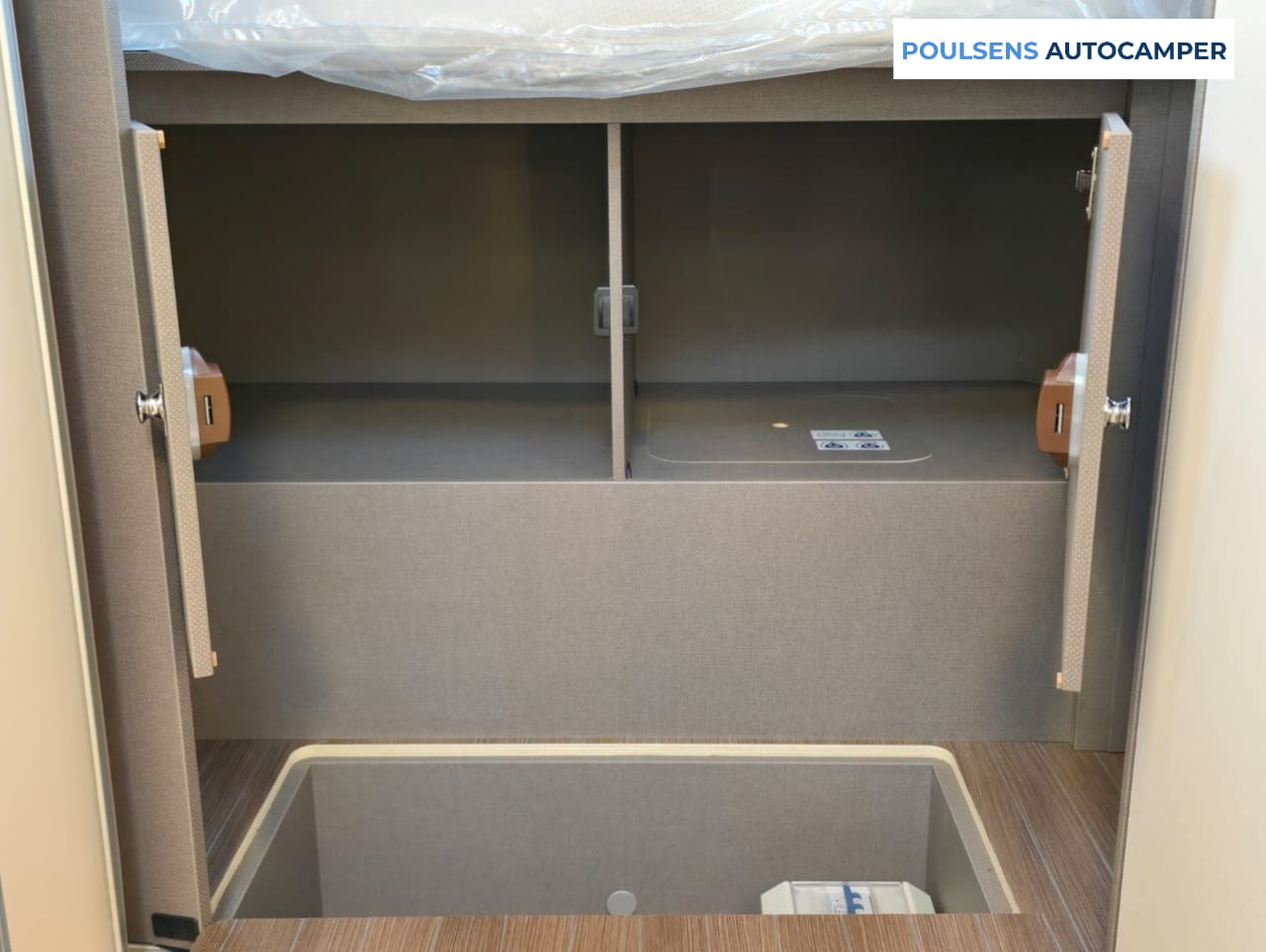 Espace couchage du Etrusco T7400 QBC 2024 avec lit central