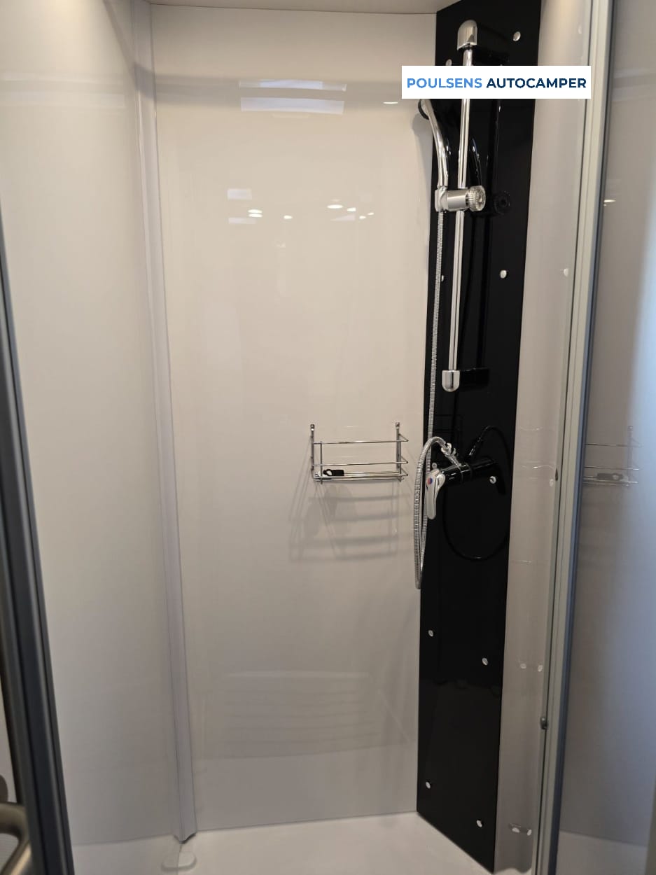 Salle de bain du Etrusco T7400 QBC 2024 avec douche et toilettes