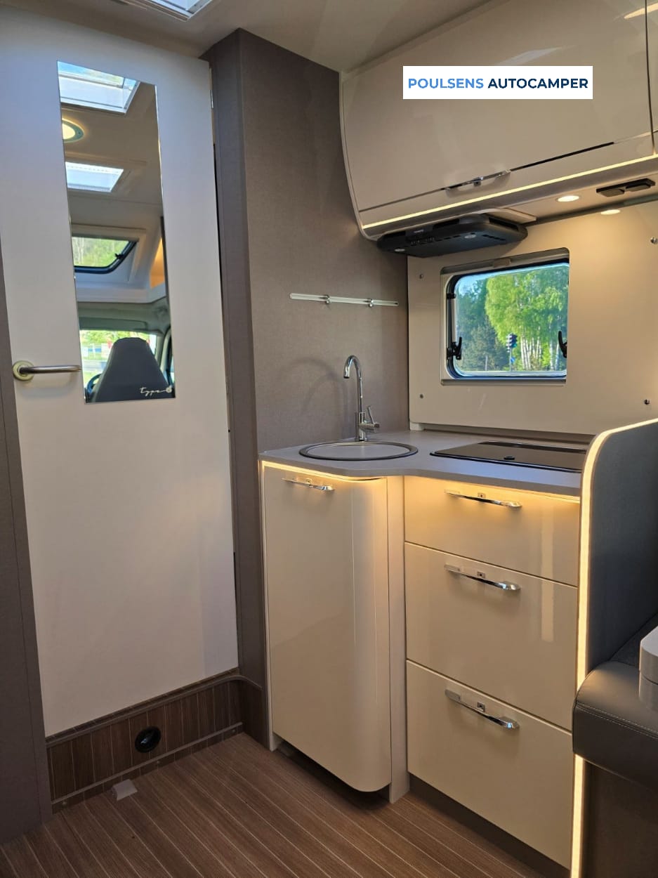 Cuisine du Etrusco T7400 QBC 2024 avec réfrigérateur et rangements