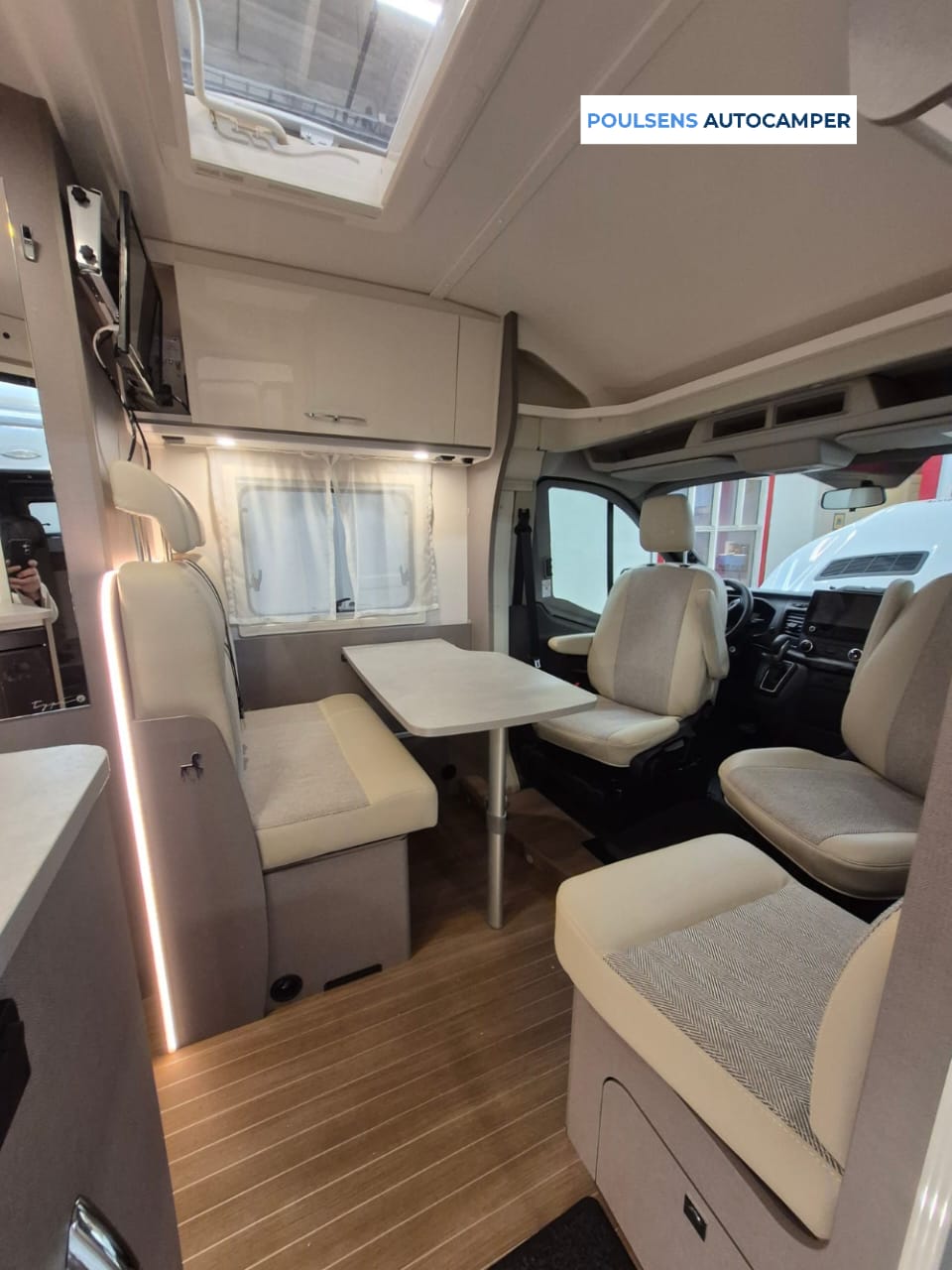 Salon intérieur du camping-car semi-intégré Etrusco V6.6 SF 2023 d’occasion avec banquettes et éclairage LED