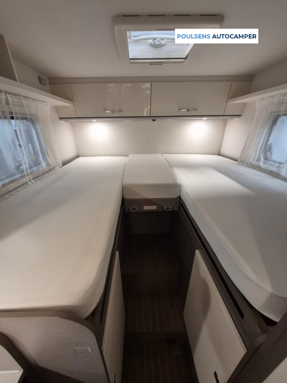 Espace couchage du camping-car semi-intégré Etrusco V6.6 SF 2023 d’occasion avec lits simples et lit pavillon rabattable