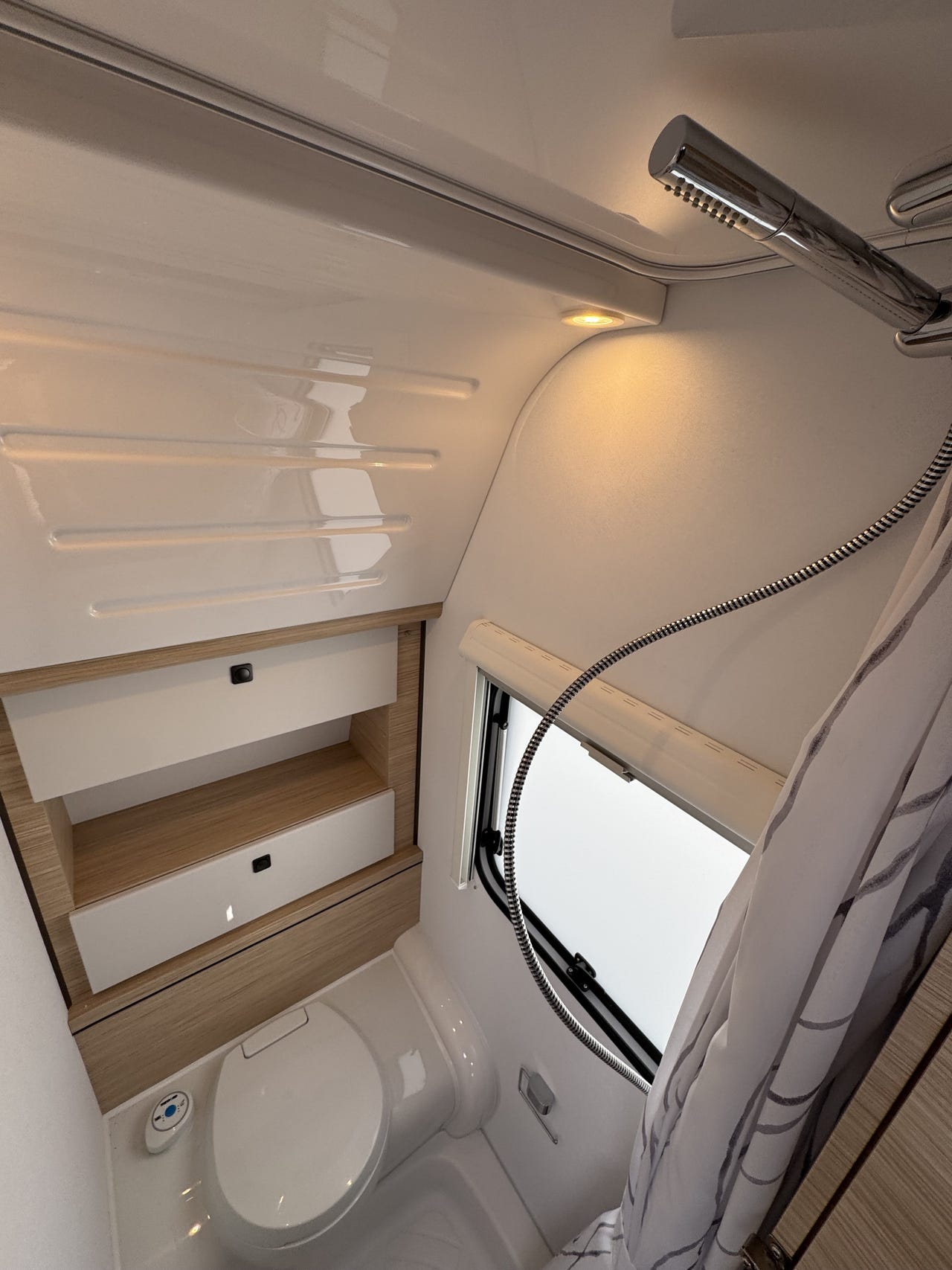 Salle de bain de la Fendt 390 FH APERO ACTIV