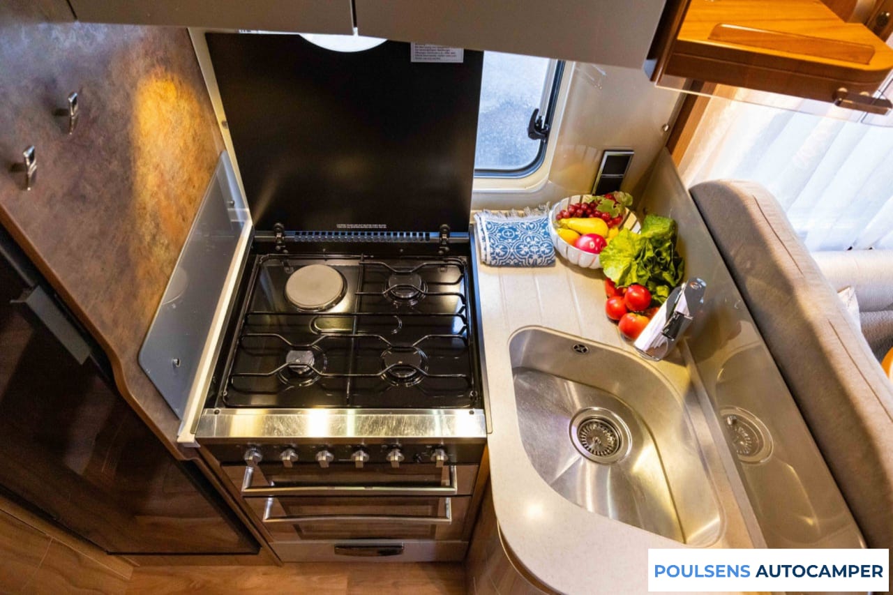 Cuisine du Hymer B 588 PL 2015 avec four et rangements