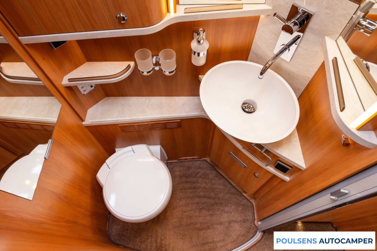 Salle de bain du Hymer B 878 SL 2017 avec douche séparée