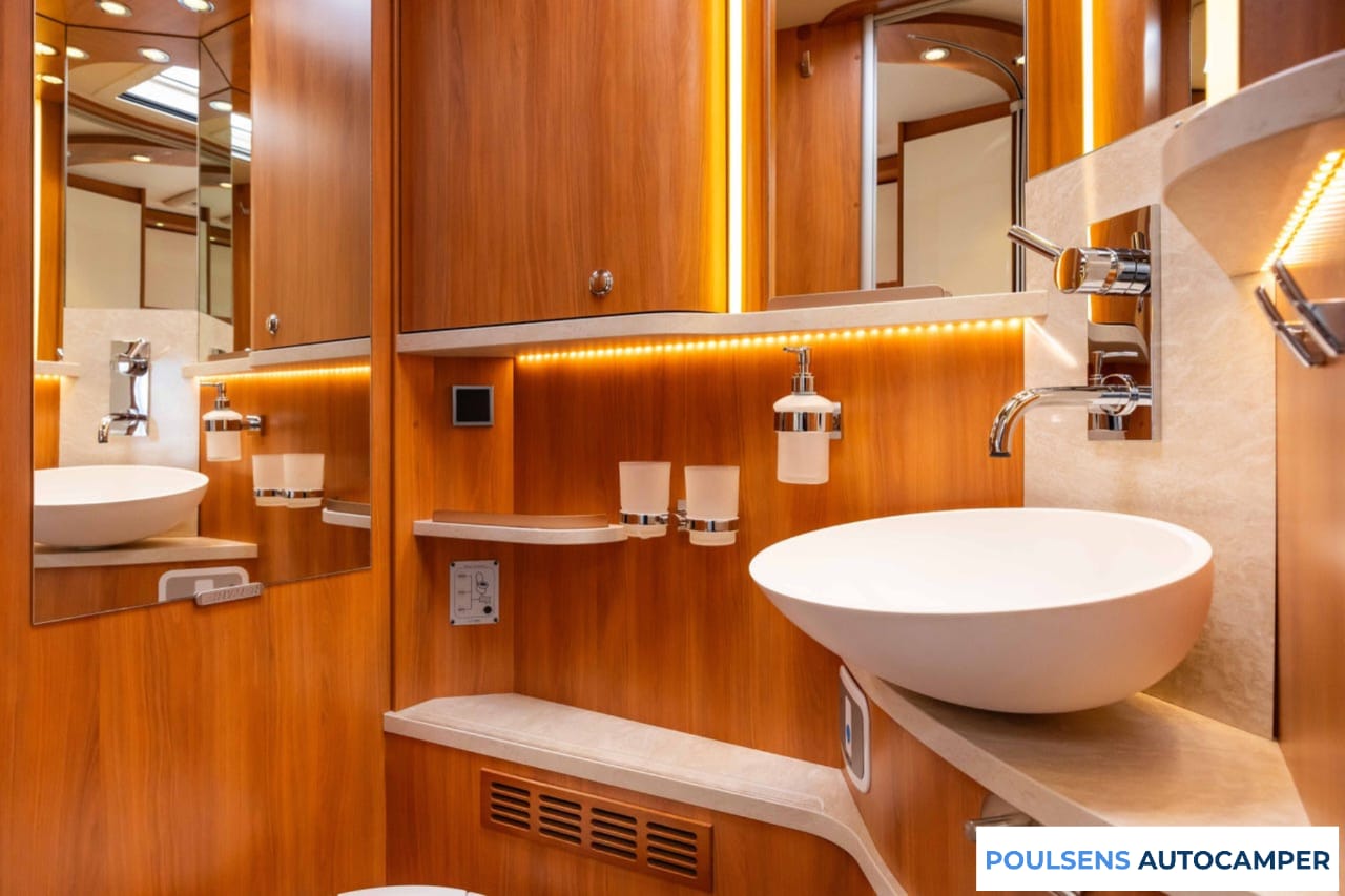 Salle de bain du Hymer B 878 SL 2017 avec douche séparée