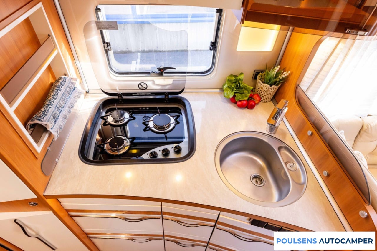 Cuisine du Hymer B 878 SL 2017 avec four et rangements
