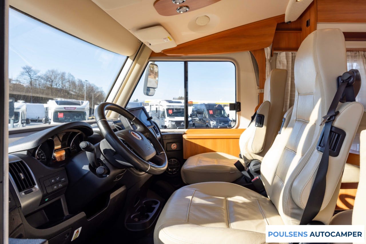 Cabine avant du Hymer B 878 SL 2017 avec tableau de bord Fiat