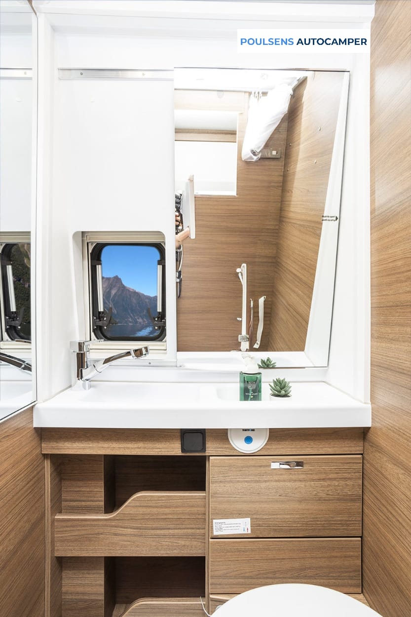 Salle de bain compacte du camping-car urbain Knaus BOXLIFE 600 ME 2023 d’occasion avec lavabo et cassette de toilettes