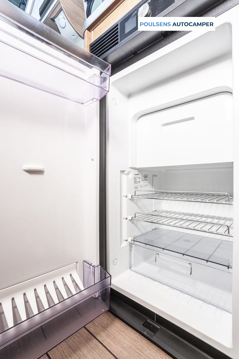 Cuisine du camping-car urbain Knaus BOXLIFE 600 ME 2023 d’occasion avec réfrigérateur et congélateur