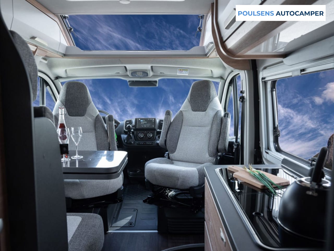 Salon intérieur du camping-car urbain Knaus BOXLIFE PRO 600 STREET 2025 avec banquettes et moquette