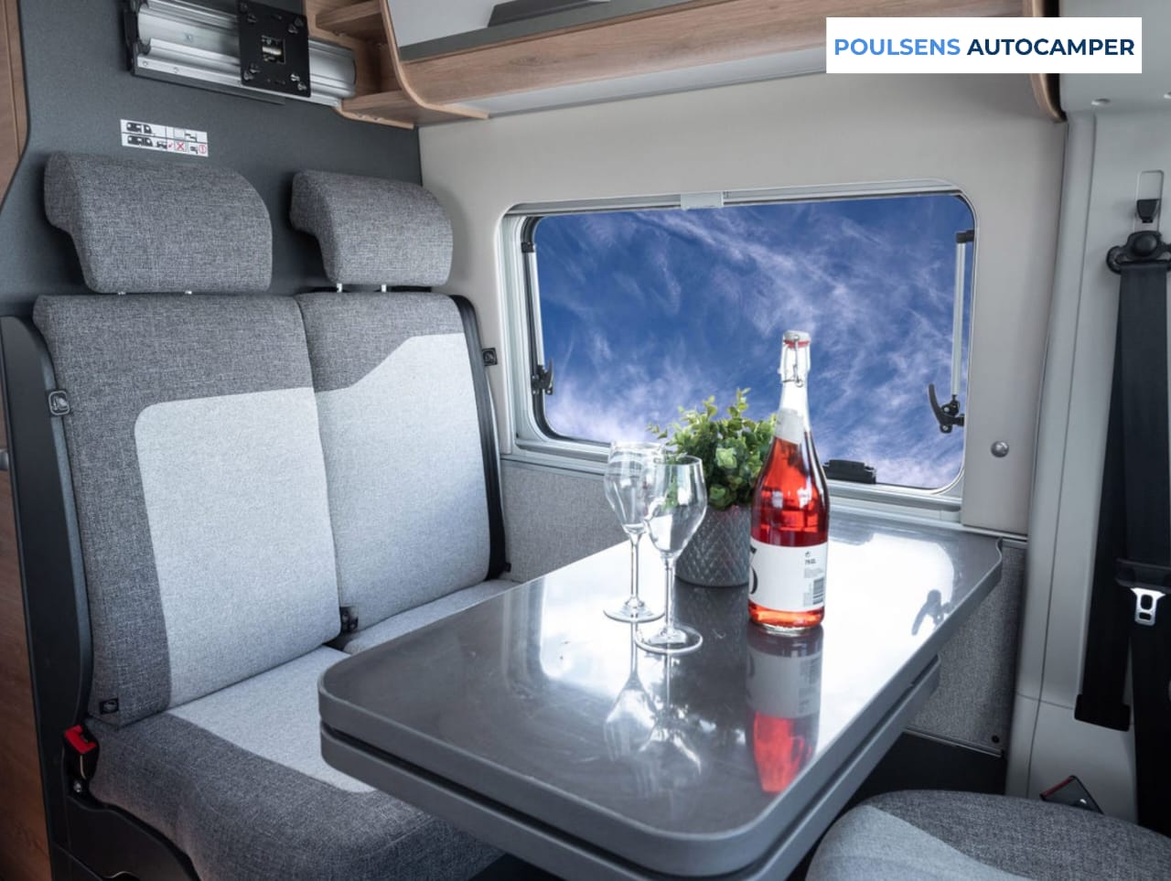 Salon intérieur du camping-car urbain Knaus BOXLIFE PRO 600 STREET 2025 avec banquettes et moquette