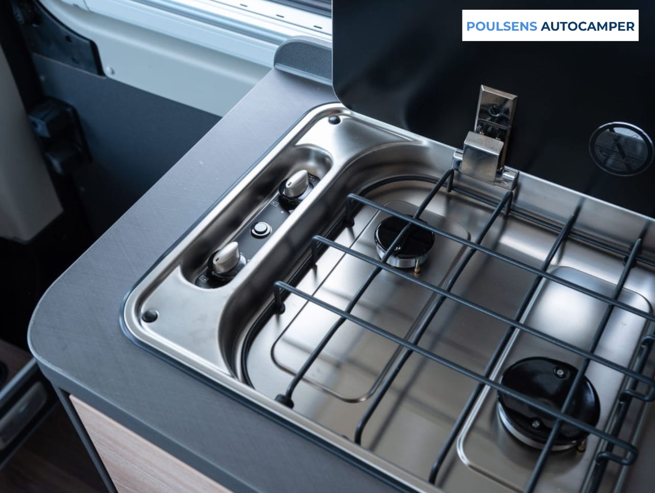Cuisine du camping-car urbain Knaus BOXLIFE PRO 600 STREET 2025 avec réfrigérateur à compresseur et rangements