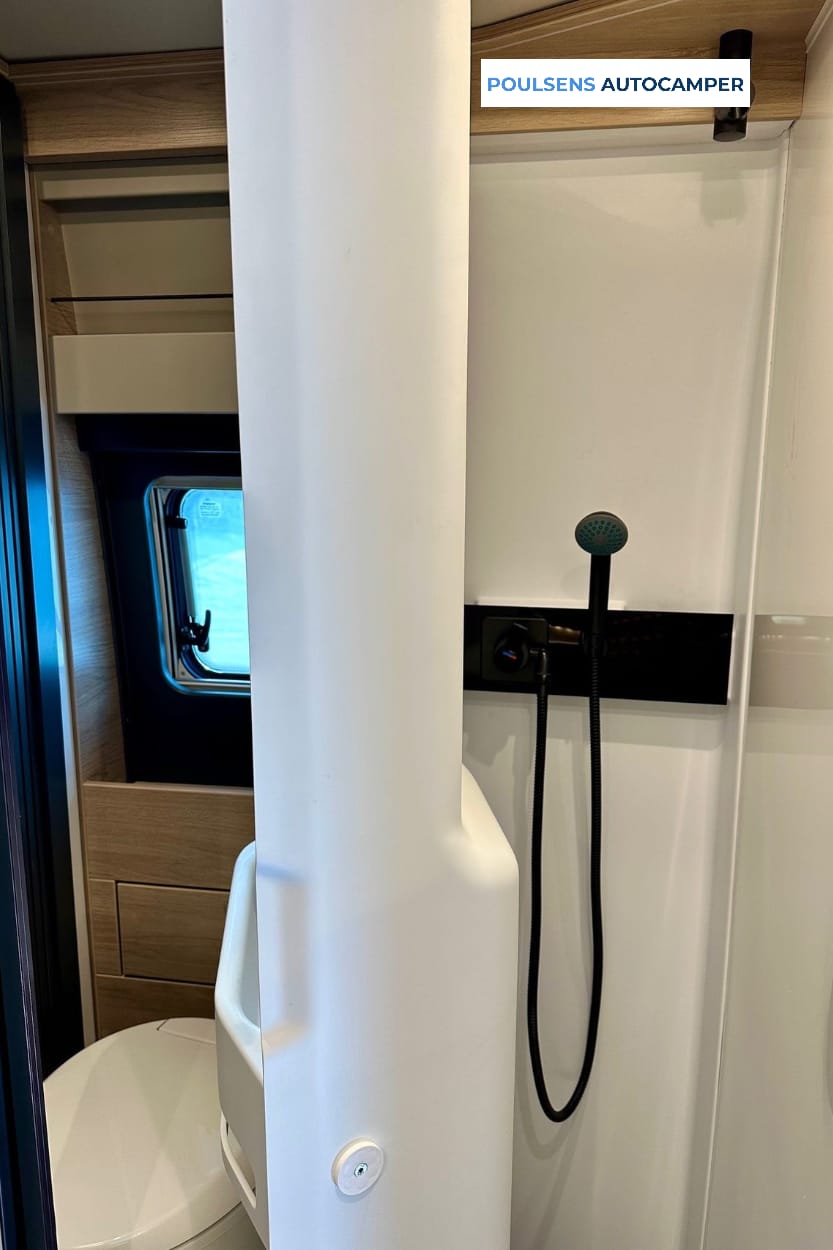 Salle de bain du camping-car urbain Knaus BOXTIME 600 MQ 2026 avec douche et grille bois