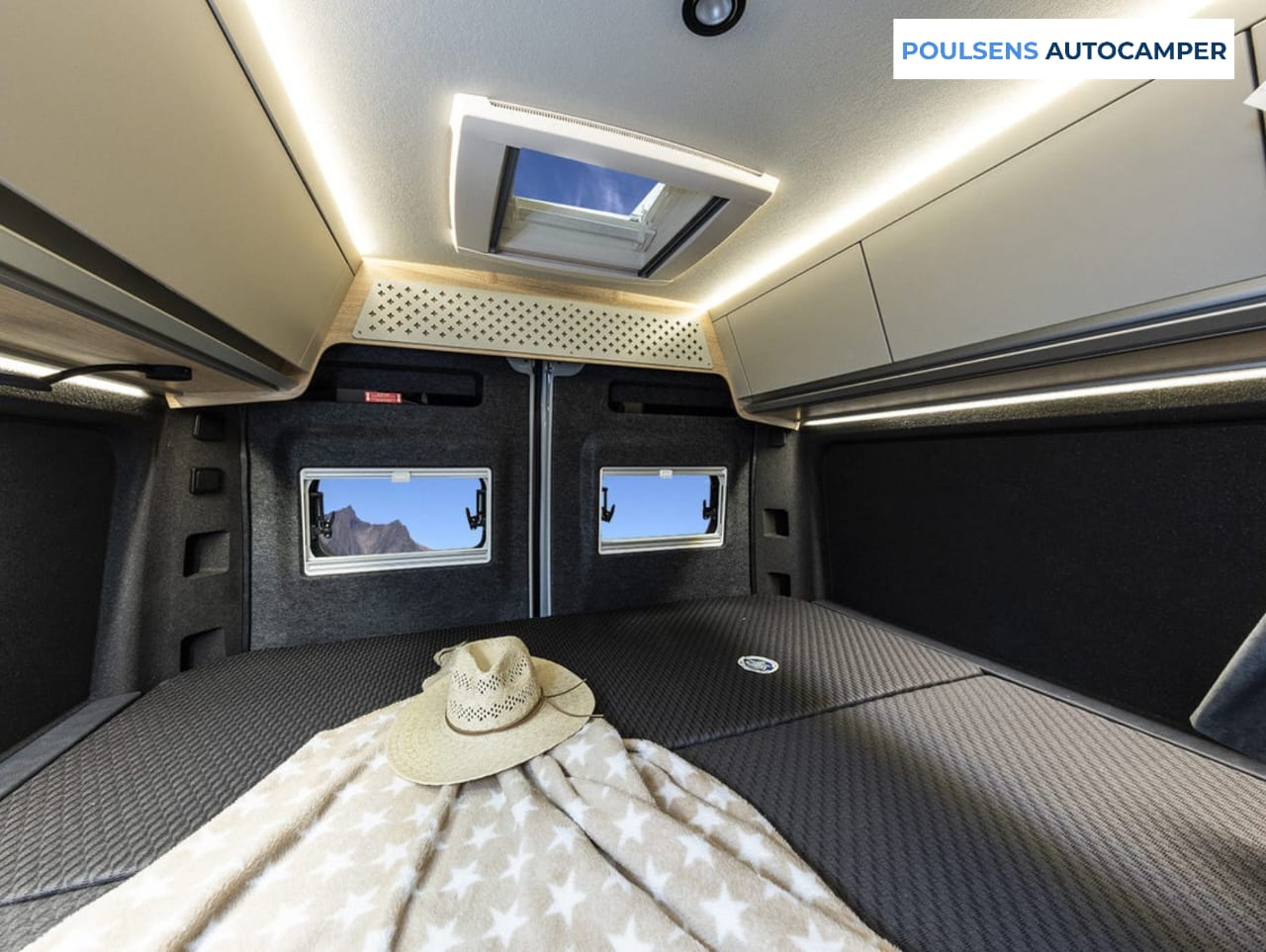 Espace couchage du camping-car urbain Knaus BOXTIME 600 MQ 2026 avec lit transversal arrière
