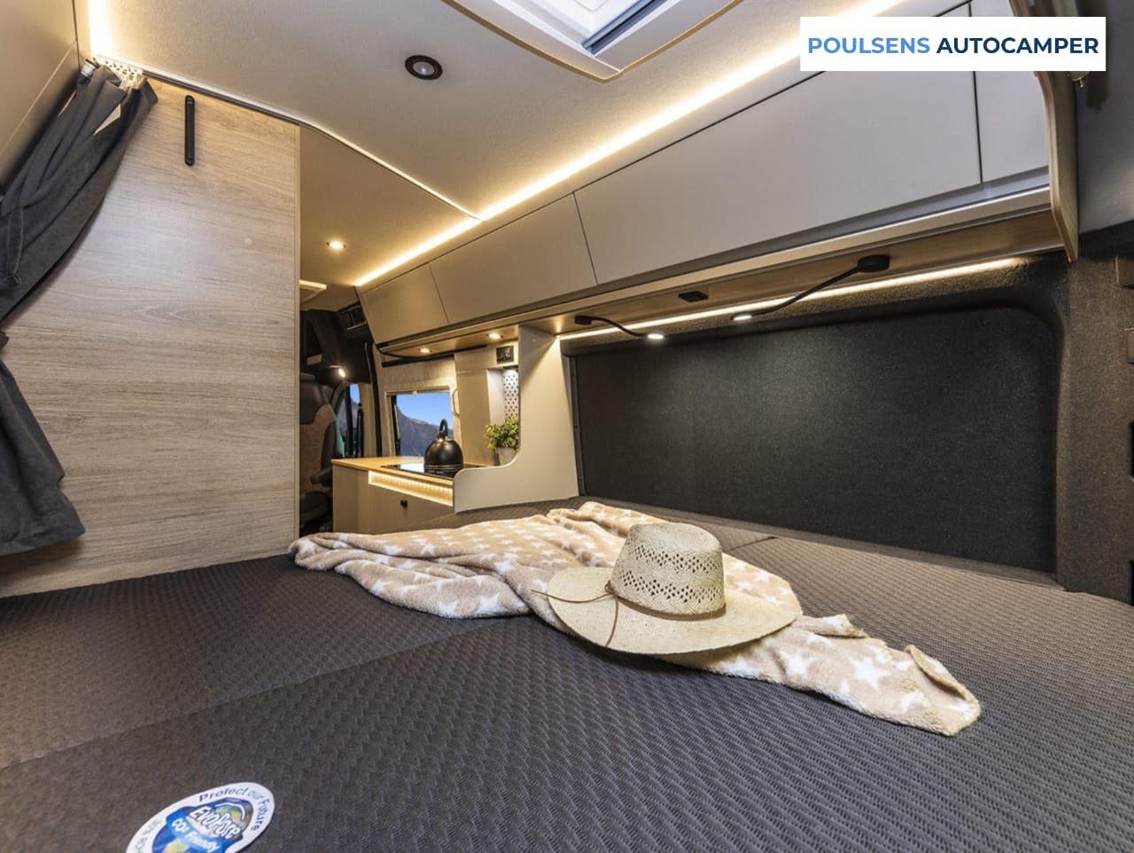 Espace couchage du camping-car urbain Knaus BOXTIME 600 MQ 2026 avec lit transversal arrière