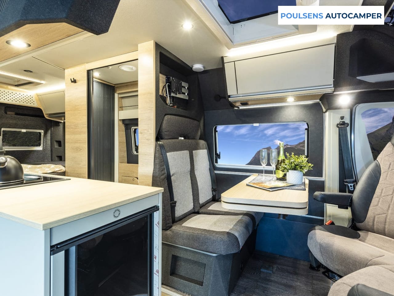 Salon intérieur du camping-car urbain Knaus BOXTIME 600 MQ 2026 avec banquettes et éclairage LED