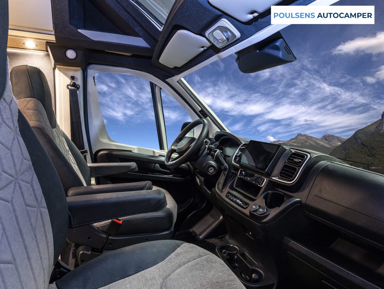 Cabine avant du camping-car urbain Knaus BOXTIME 630 ME 2026 avec sièges pilote et tableau de bord Fiat
