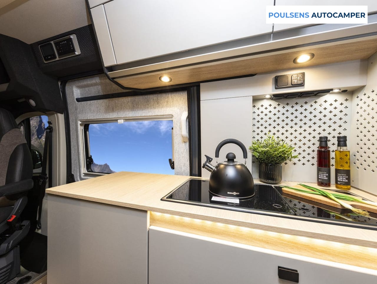 Cuisine du camping-car urbain Knaus BOXTIME 630 ME 2026 avec réfrigérateur et rangements