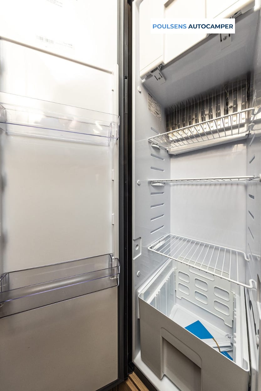 Cuisine du camping-car semi-intégré Knaus LIVE TI 700 MEG Platinum Selection 2026 avec réfrigérateur et rangements