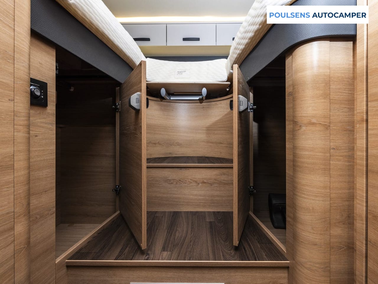 Espace couchage du camping-car semi-intégré Knaus LIVE TI 700 MEG Platinum Selection 2026 avec lits jumeaux