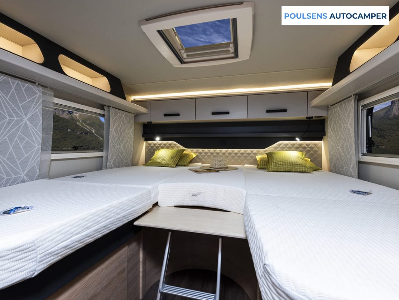 Espace couchage du camping-car semi-intégré Knaus LIVE TI 700 MEG Platinum Selection 2026 avec lits jumeaux