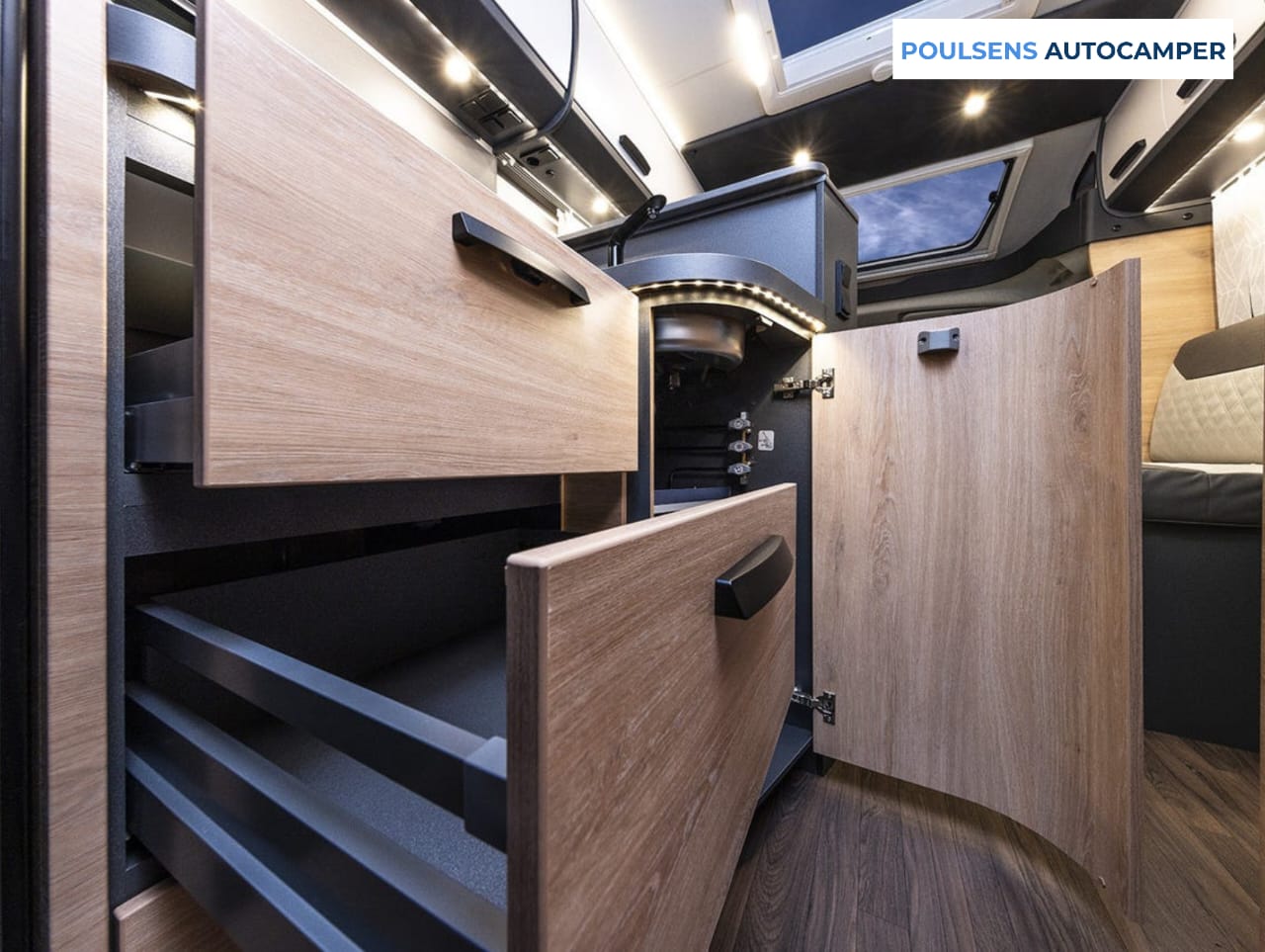 Cuisine du camping-car semi-intégré Knaus LIVE TI 700 MEG Platinum Selection 2026 avec réfrigérateur et rangements