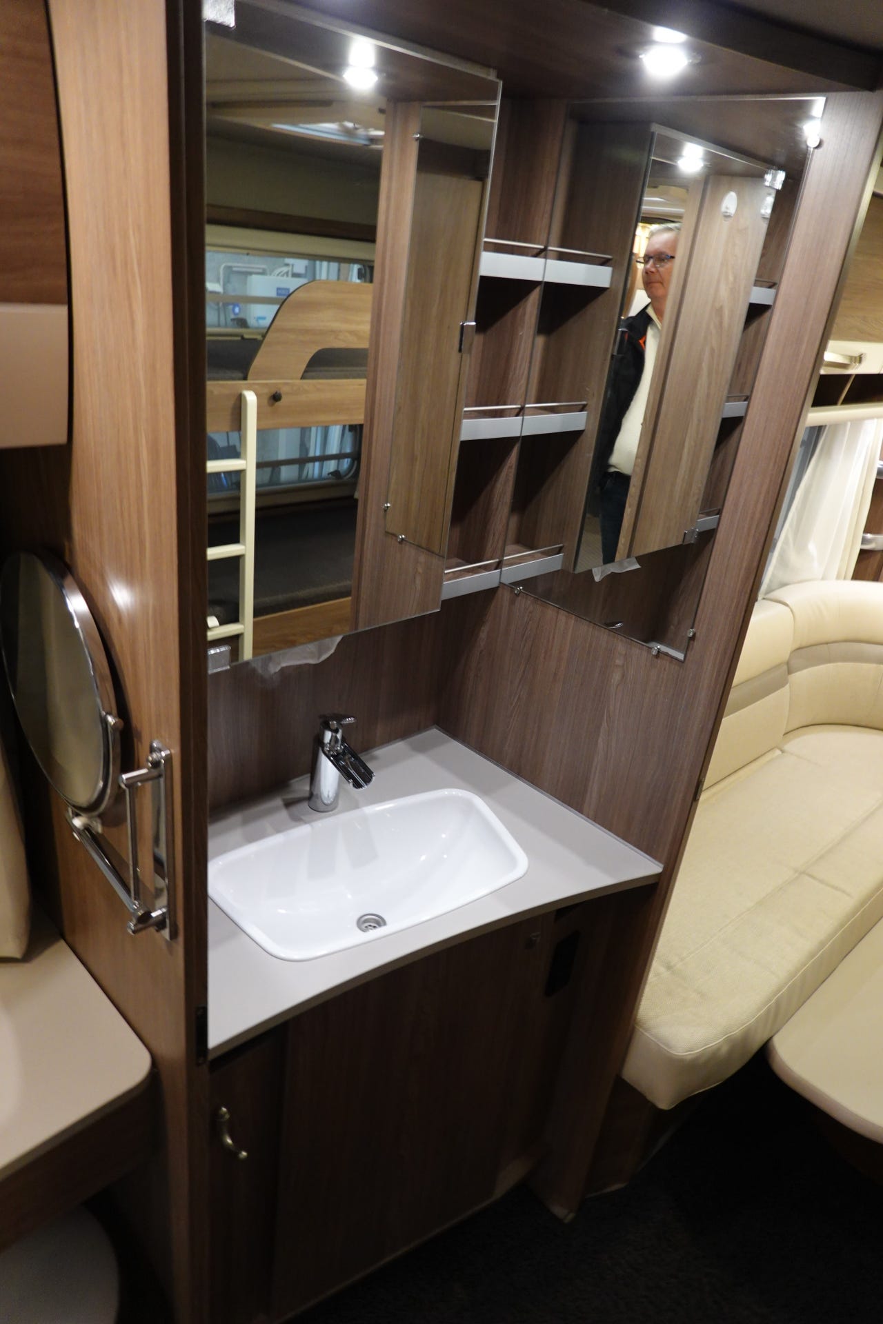 Salle de bain de la Knaus Scandinavian Selection 750 UFK
