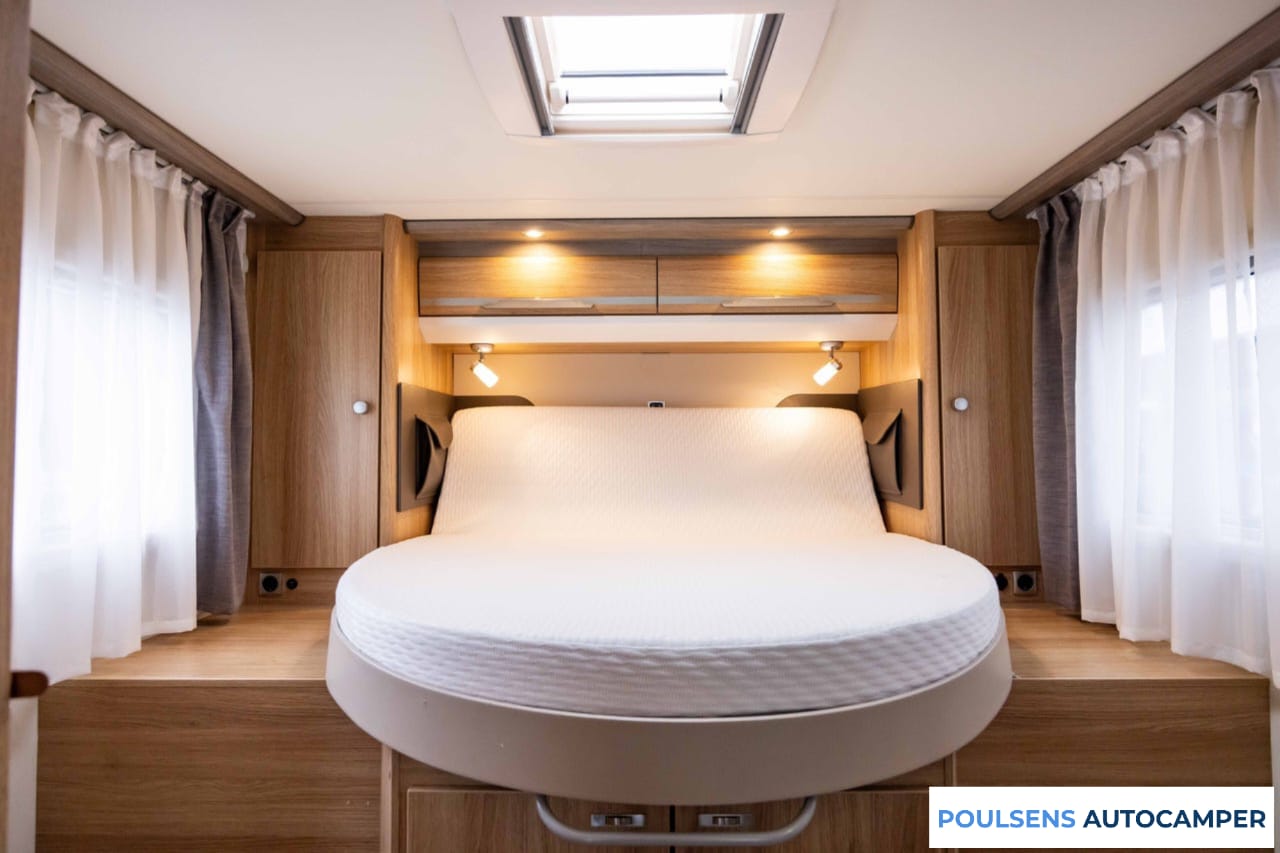 Espace couchage du Knaus SKY I 700 2017 avec lit central