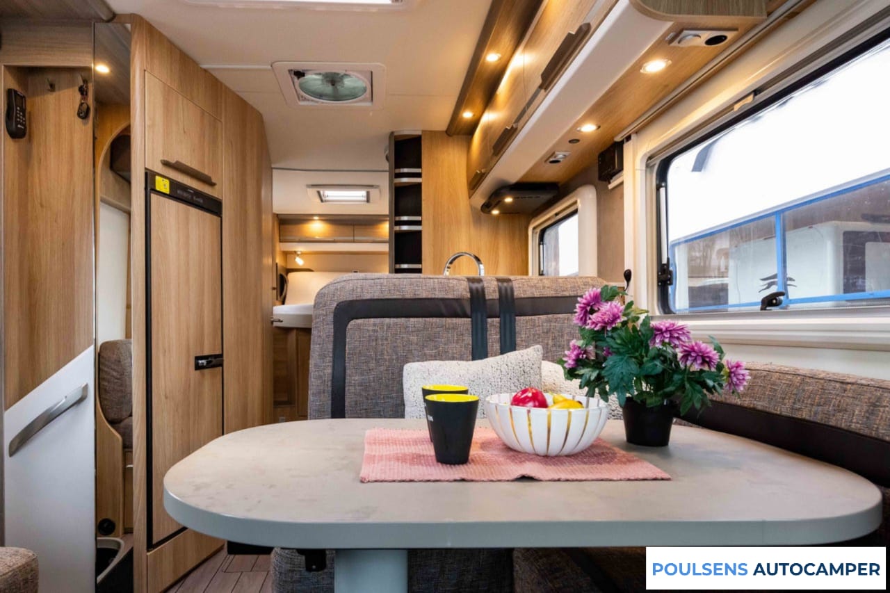 Salon intérieur du Knaus SKY I 700 2017 avec lit pavillon