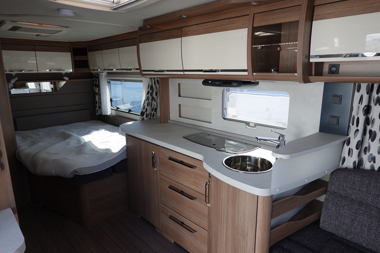 Cuisine de la Knaus Südwind 580 UE Scandinavian avec micro‑ondes
