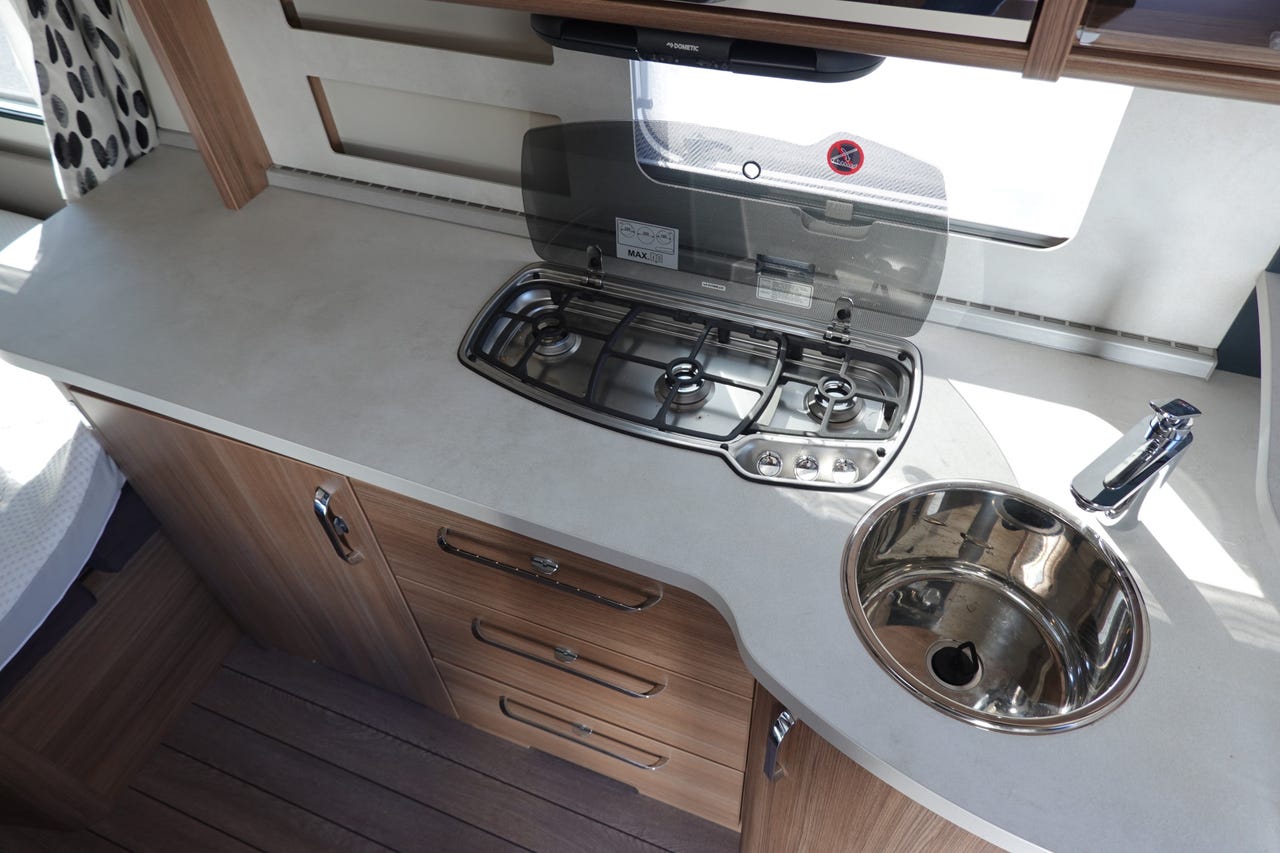 Cuisine de la Knaus Südwind 580 UE Scandinavian avec micro‑ondes