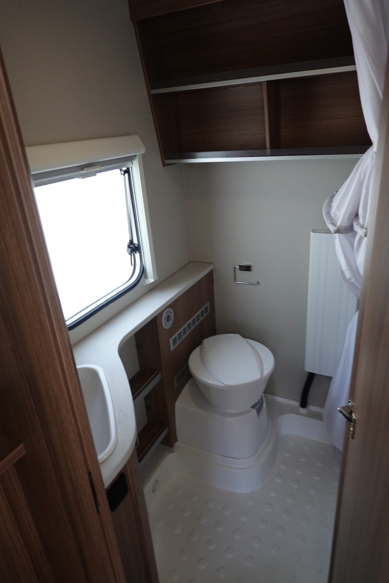 Salle de bain de la Knaus Südwind 580 UE Scandinavian