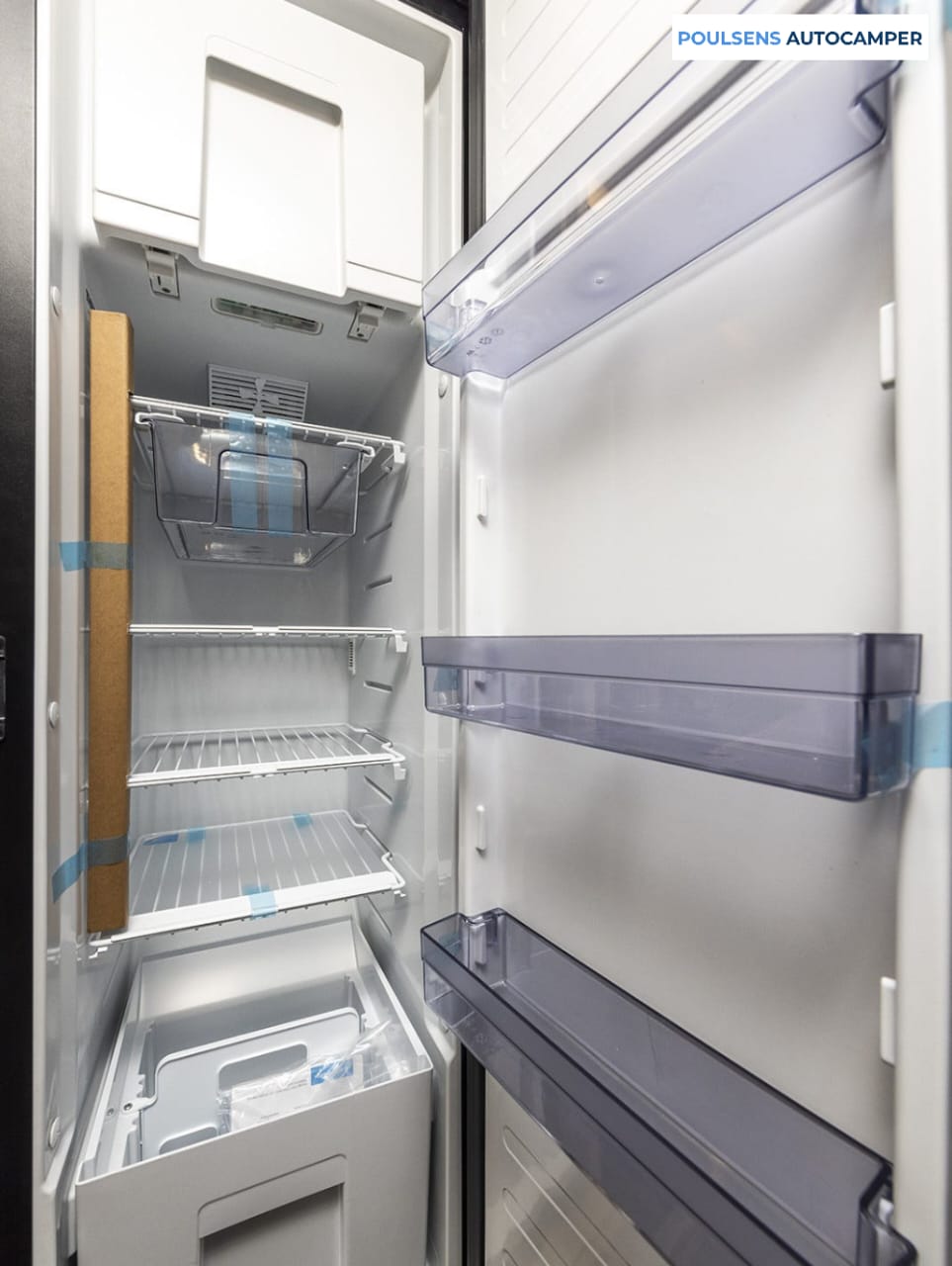 Cuisine du camping-car semi-intégré Knaus VAN TI PLUS 650 MEG Platinum Selection 2026 avec four à gaz, réfrigérateur et rangements